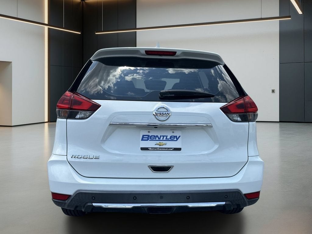 2018 Nissan Rogue — detail view